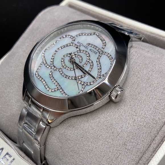 SHIPS TODAY 🎁💕 Holiday SALE⚡️Michael Kors Mother of Pearl Silver Watch - Picture 3 of 6